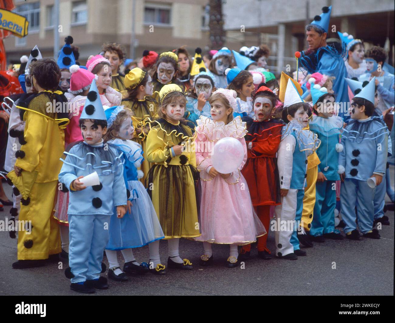 Niños disfrazados de payasos hi-res stock photography and images - Alamy