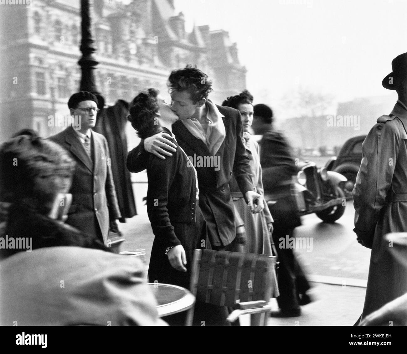 Le baiser de l'Hôtel de Ville, Paris. Museum: Privatsammlung. Author: ROBERT DOISNEAU. Stock Photo