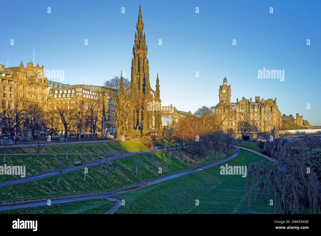 UK, Scotland, Edinburgh, East Princes Street Gardens, Scott Monument and Balmoral Hotel. Stock Photo
