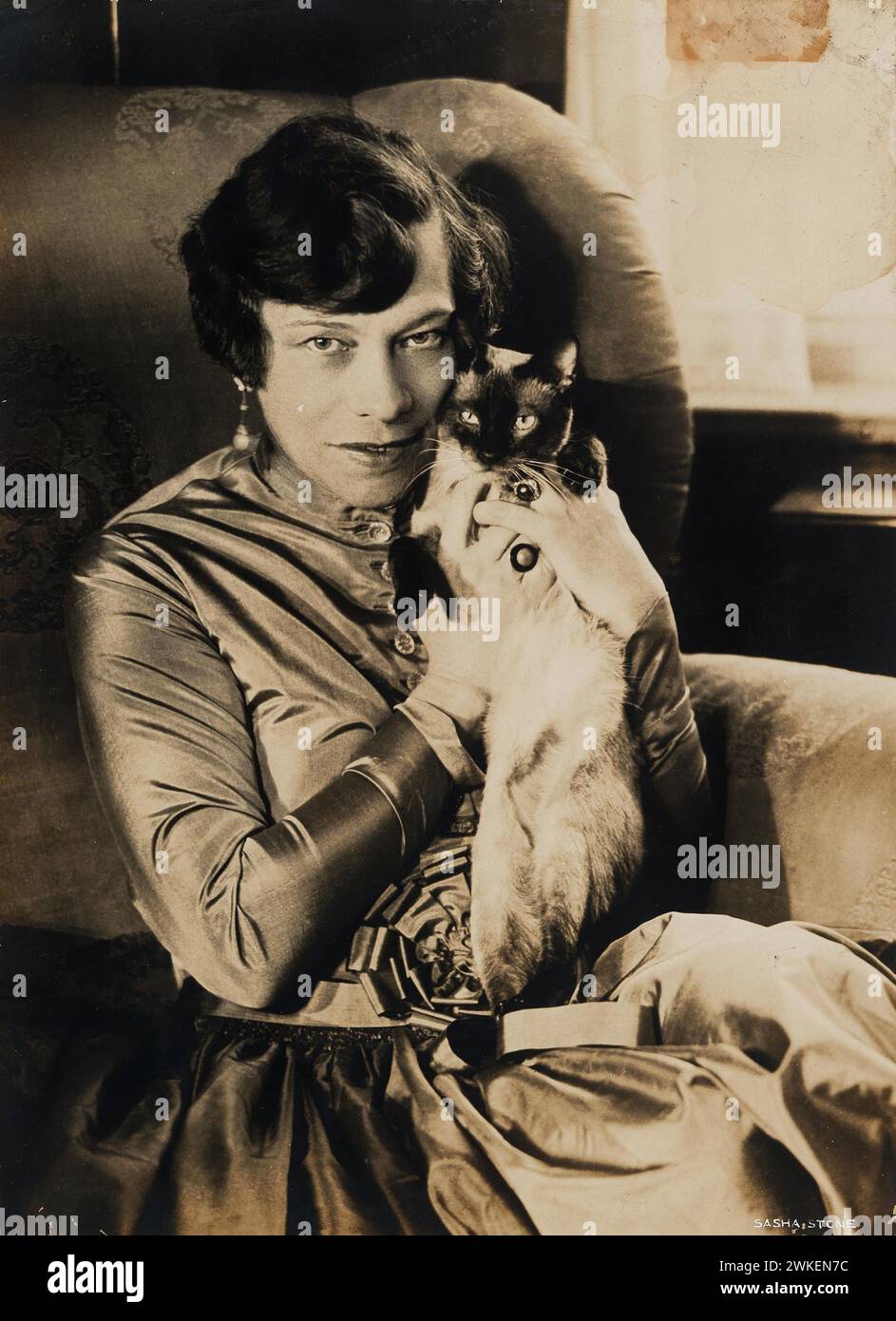 Tilla Durieux mit Siamkatze. Museum Privatsammlung. Author SASHA