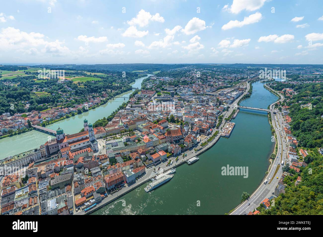 Die Dreiflüssestadt Passau am Zusammenfluß von Donau, Inn und Ilz im Luftbild Ausblick auf die Universitätsstadt Passau in Niederbayern Passau Georgsb Stock Photo