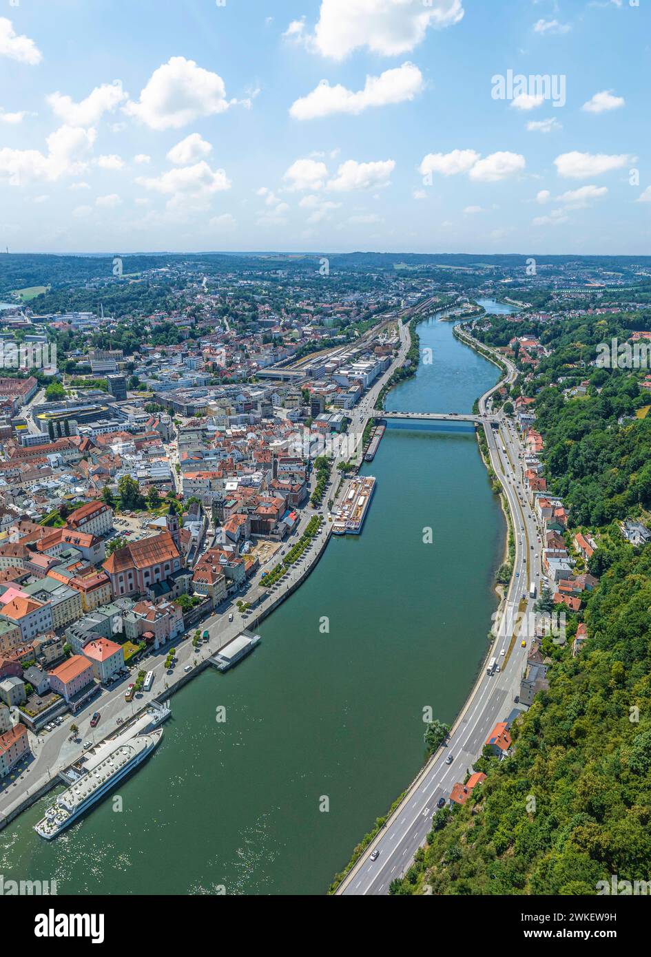 Die Dreiflüssestadt Passau am Zusammenfluß von Donau, Inn und Ilz im Luftbild Ausblick auf die Universitätsstadt Passau in Niederbayern Passau Georgsb Stock Photo