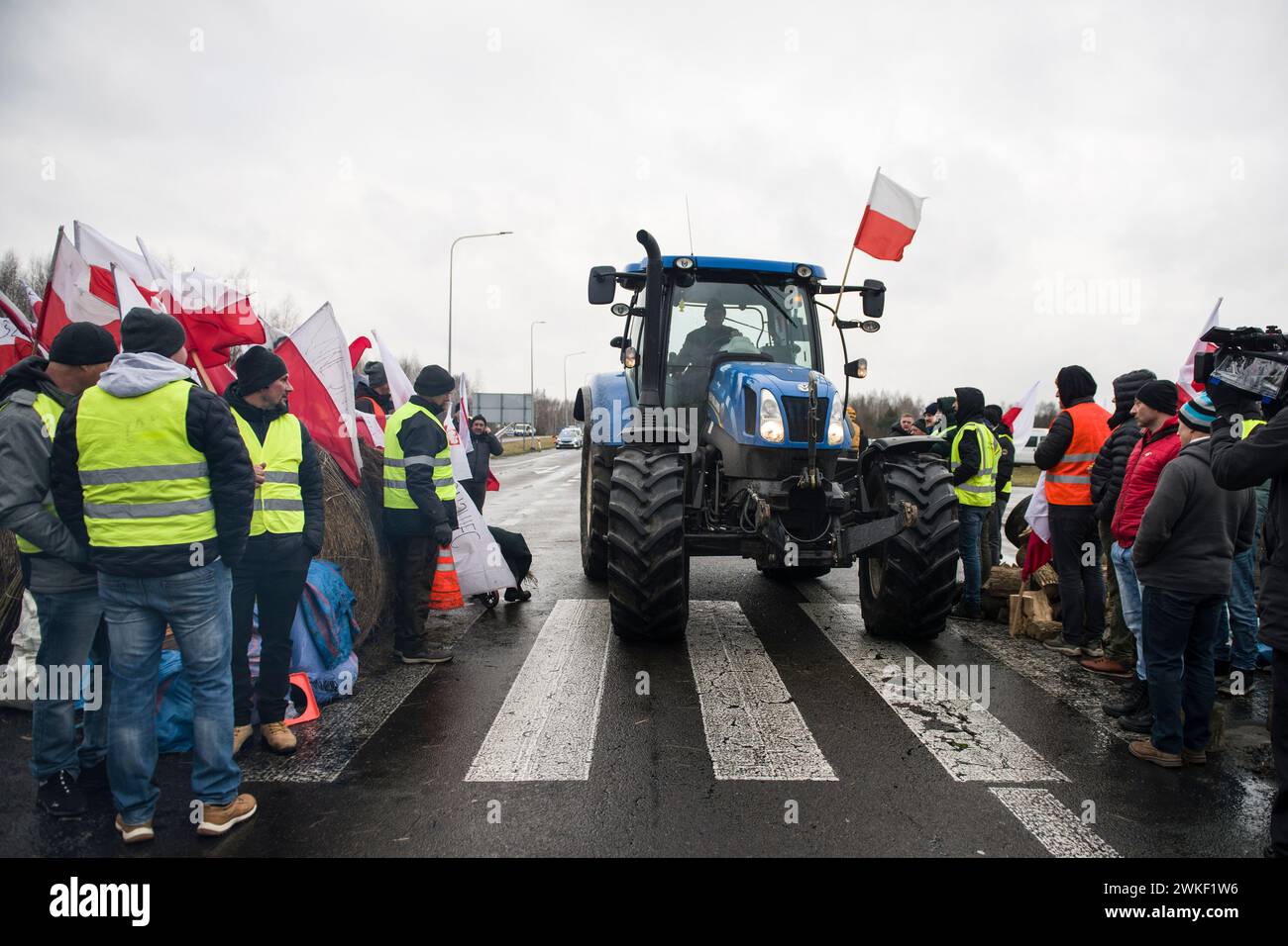 Farmers block the road at the Dorohusk border crossing with Ukraine ...