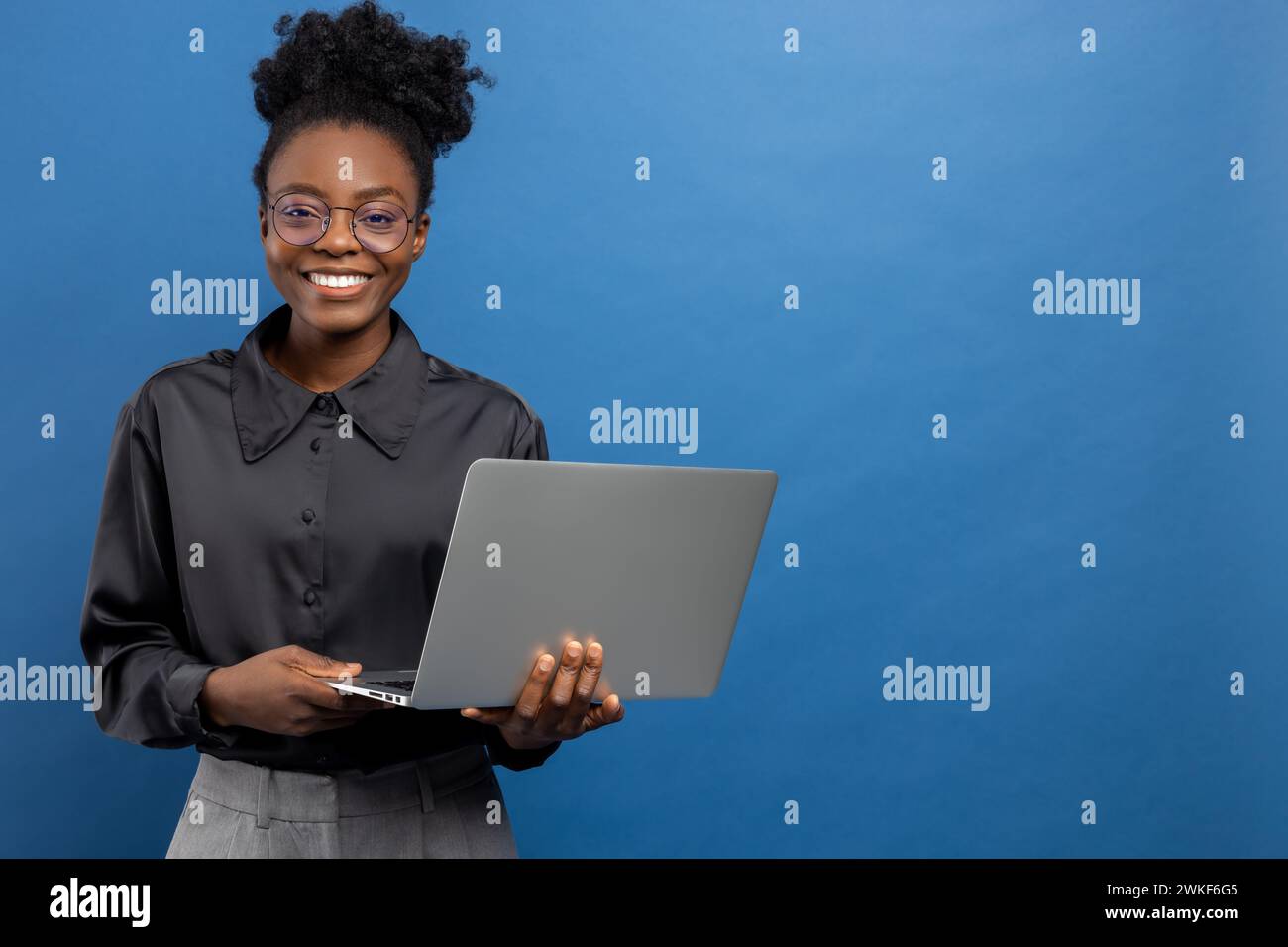 African american business woman with laptop Stock Photo - Alamy
