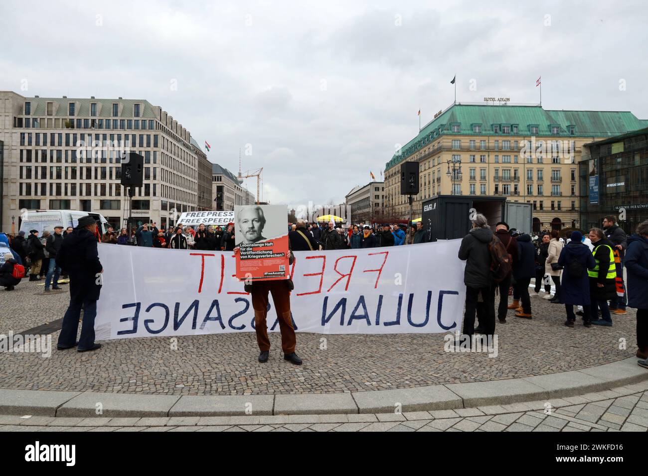 Free Julian Assange. Kundgebung am Pariser Platz 20.2.2024 *** Free Julian Assange rally at Pariser Platz 20 2 2024 Stock Photo