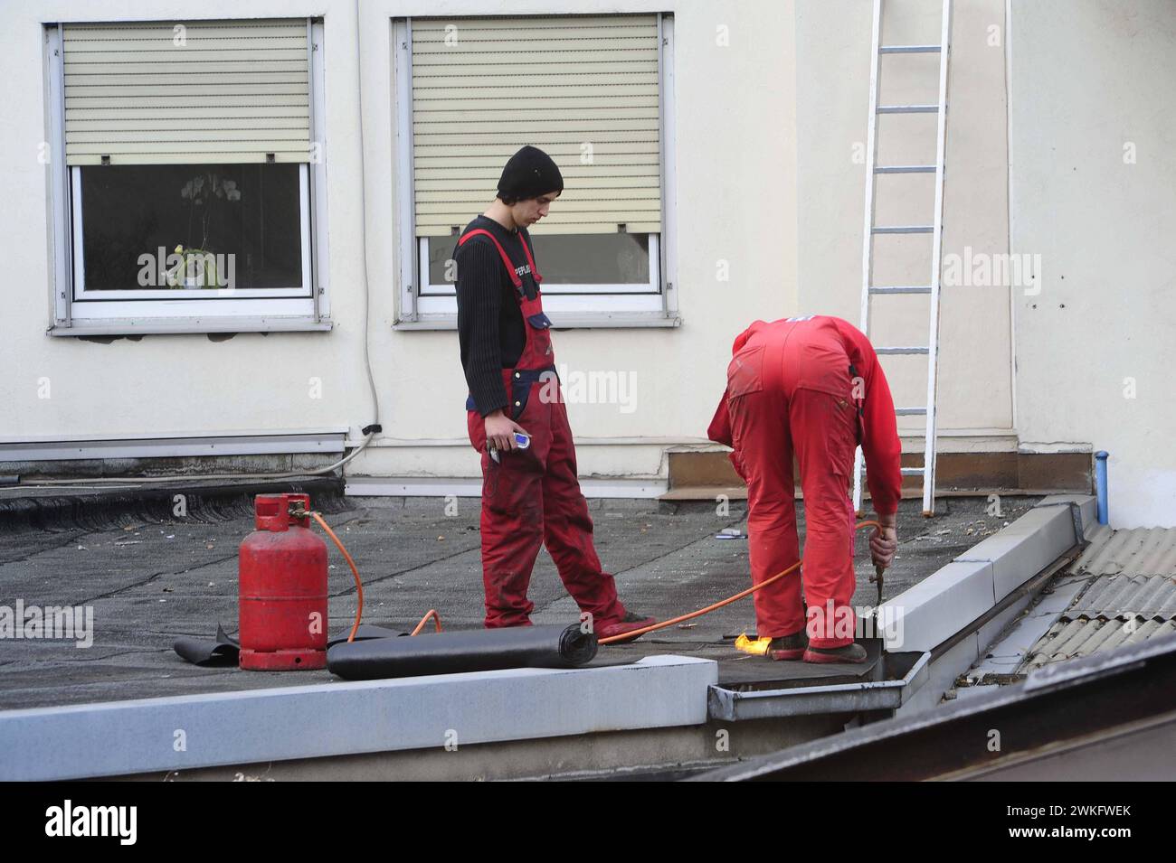 a blackdecker sealing or waterproofing a roof to prevent damage blackdecker sealing or waterproofing a roof Stock Photo