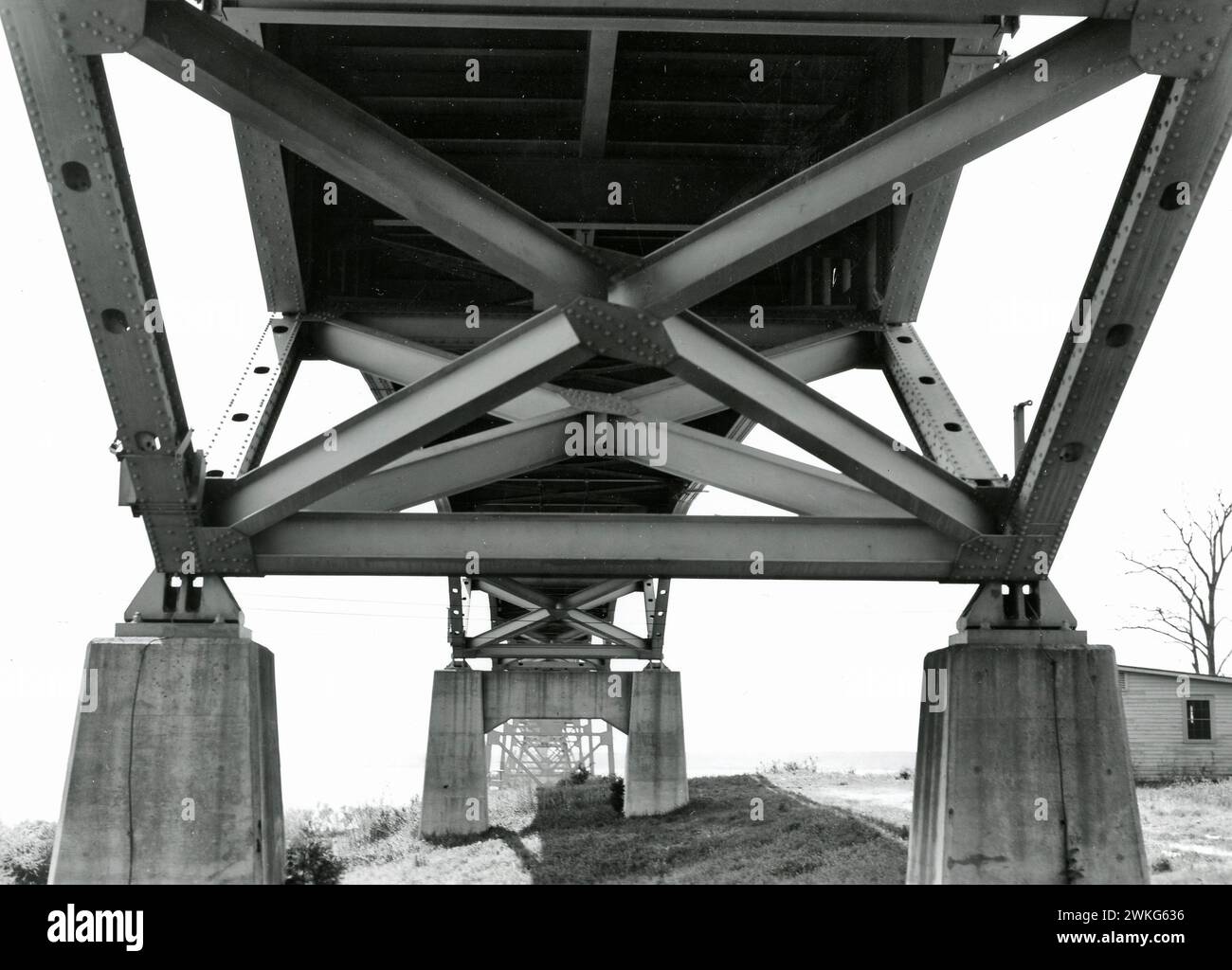 Morgantown-Dahlgren Bridge: Wickert Truss center span through approach span. Deck Approaches 1953 Stock Photo