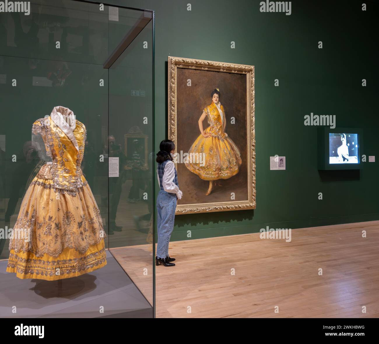 Sparkling yellow satin dress hi-res stock photography and images - Alamy