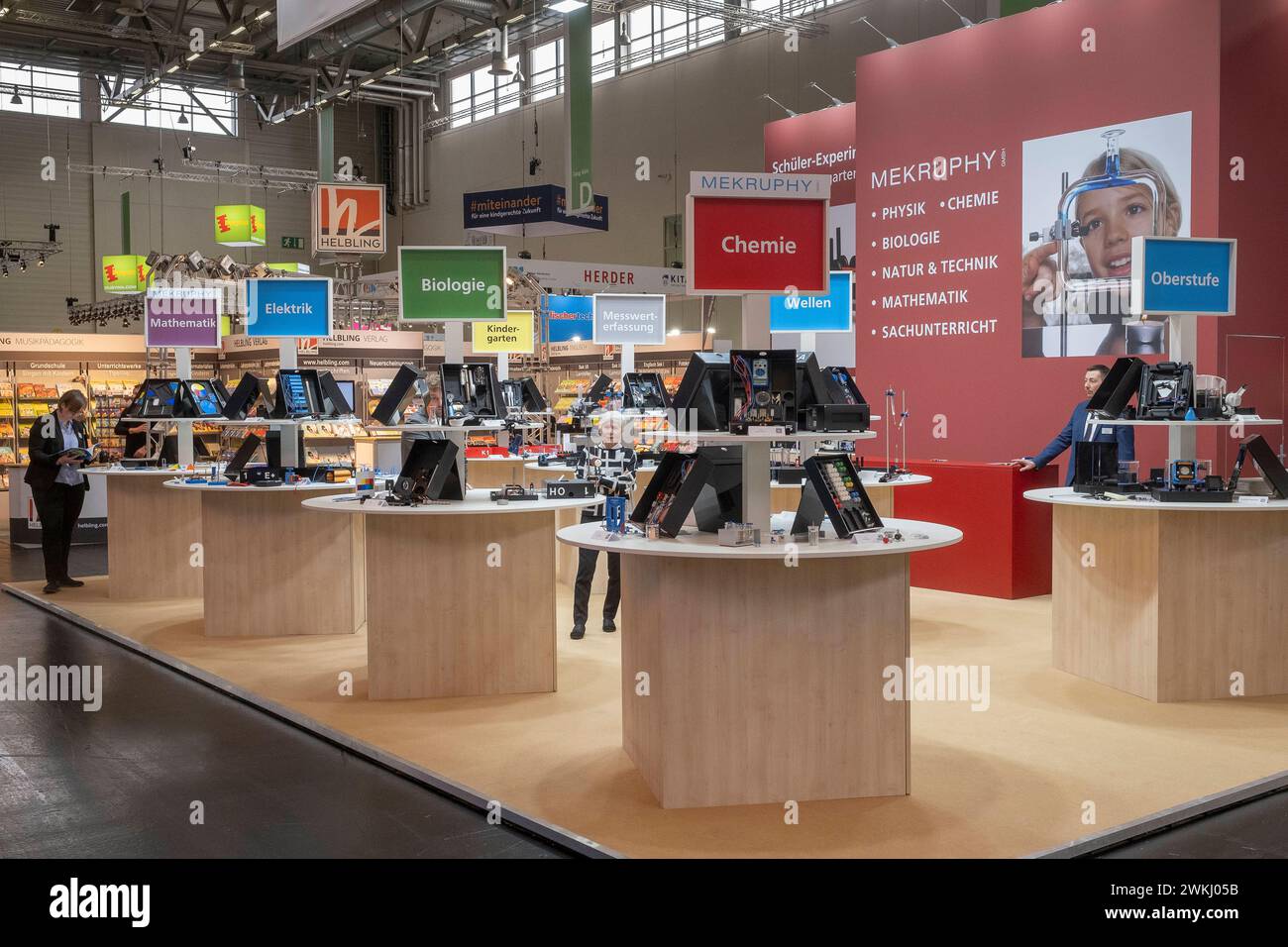 DIDACTA, ist die größte europäische Bildungsmesse in Europa. Sie findet abwechselnd in Köln und Stuttgart statt. Stand von MEKRUPHY GmbH, Spezialist für Experimentierkästen und Schülerexperimente für den MINT-Unterricht, vom Kindergarten bis zur Universität. *** DIDACTA, is the largest European education trade fair in Europe. It takes place alternately in Cologne and Stuttgart. Stand of MEKRUPHY GmbH, specialist for experiment kits and student experiments for STEM lessons, from kindergarten to university. Nordrhein-Westfalen Deutschland, Germany GMS10653 Stock Photo