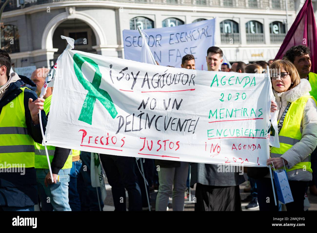 Spanish farmer demonstration in Madrid A protest sign is displayed during the farmers demonstration in Madrid the protest, organized by Spanish trade unions, is focused on concerns over unfair competition from products originating outside the EU. Farmers are also unhappy about the meager profits derived from their crops and are critical of EU agricultural policy. Madrid Puerta de Alcala Madrid Spain Copyright: xAlbertoxGardinx AGardin 20240221 manifestacion tractores madrid 019 Stock Photo