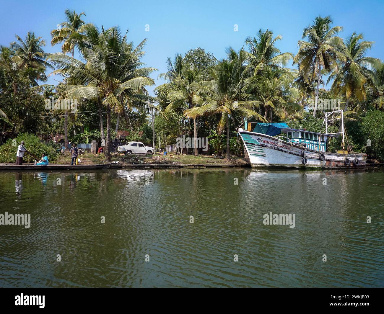 India, Kerala, Backwaters: navigation on the tropical channels of the backwaters between Kollam and Alappuzha Stock Photo