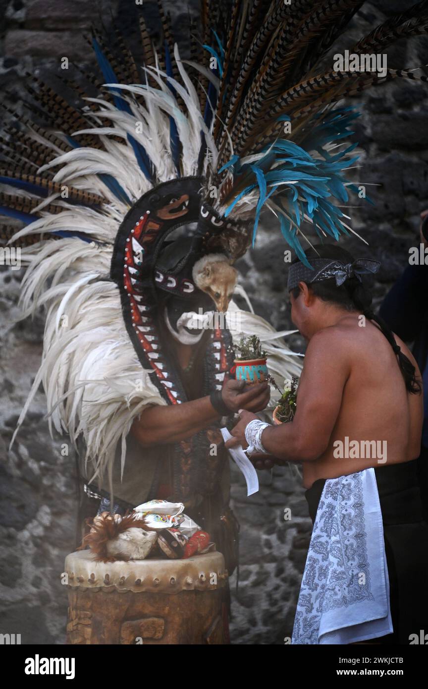 Religiöses Ritual eines indigenen Volkes in einem Park in Coyoacan ...