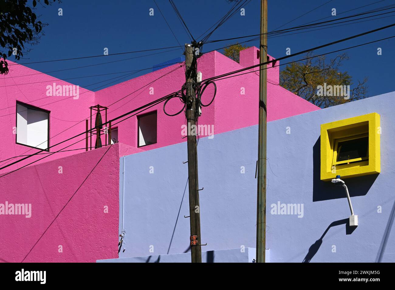 Das vom mexikanischen Architekten Luis Barragan Morf’n gebaute Gilardi Haus im Stadtteil San Miguel Chapultepec, Mexiko Stadt Stock Photo
