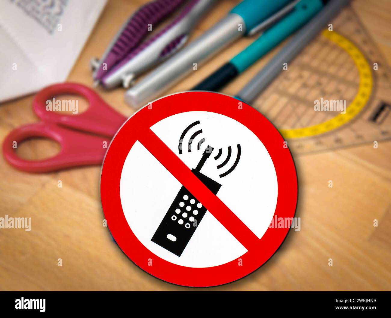 21.02.2024, Thema Handyverbot in Schulen. Bildmontage SmartphoneRaus
