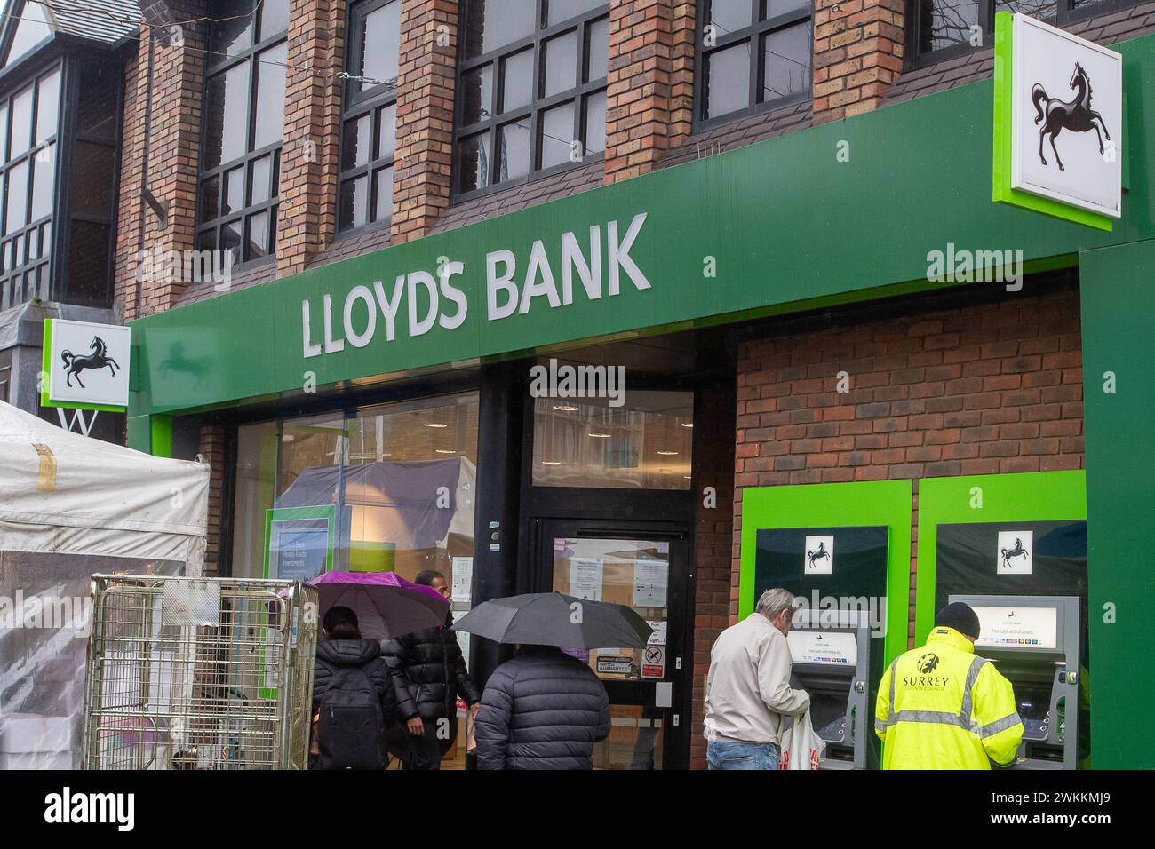 Staines-upon-Thames, Surrey, UK. 21st February, 2024. A Lloyds Bank in Staines-upon-Thames, Surrey. A report by Moneyfactscompare has said that the UK’s banks, including Lloyds, Barclays, NatWest, HSBC and Santander are failing to pass on higher interest rates for easy access accounts to savers. Credit: Maureen McLean/Alamy Live News Stock Photo