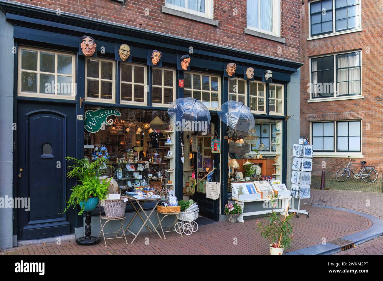 Amsterdam, Nedherlands- November 5,2017: Little shop in city historical center. Famous landmark of old european city . Stock Photo