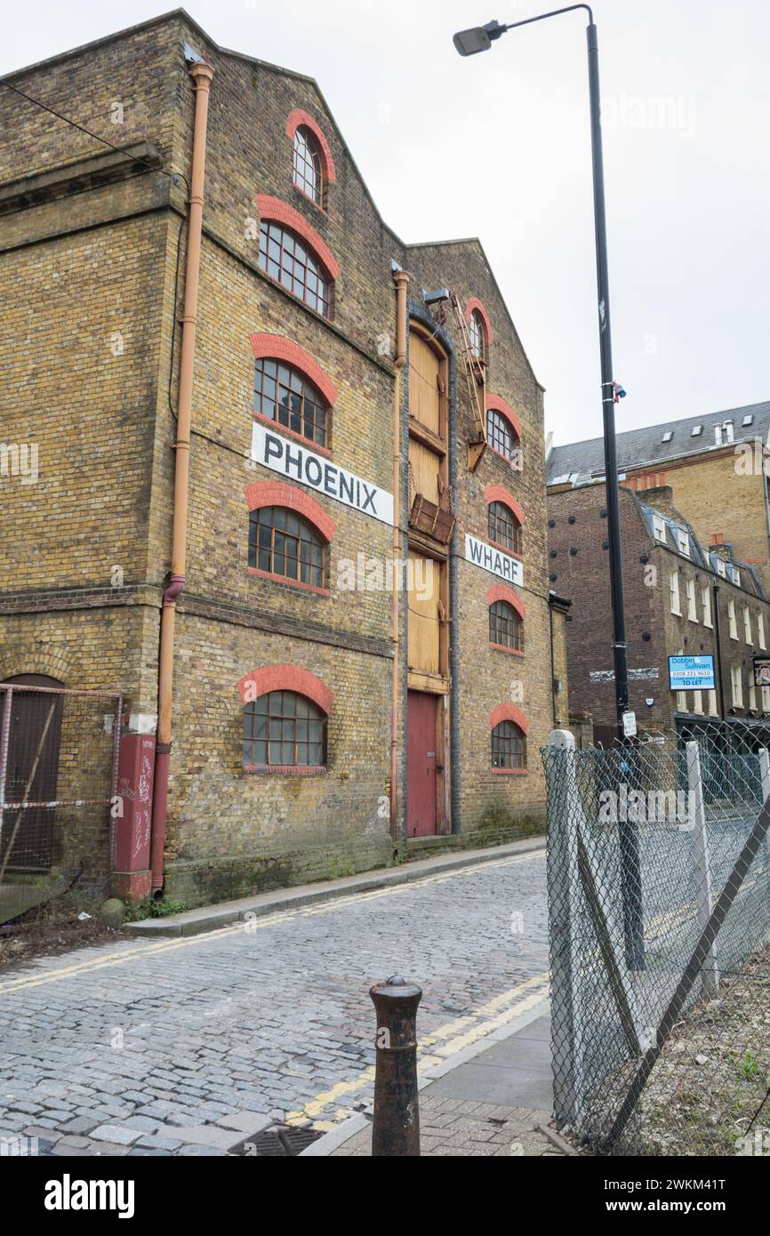 A converted warehouse at Phoenix Wharf on the banks of the River Thames on Wapping Wall, Bridewell Place, London, E1, U.K. Stock Photo