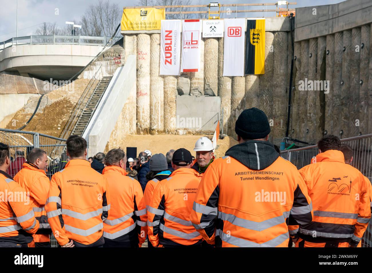 Symbolischer Tunneldurchschlag an der 660 Meter langen sogenannten Großen Wendlinger Kurve. Der Tunnel verbindet die Bahnstrecke Plochingen-Tübingen mit der neuen Schnellfahrstrecke nach Ulm. Die verbesserte Tunnelanbindung ist ein Projektwunsch des Landes Baden-Württemberg, das die Mehrkosten auch überwiegend finanziert. // 20.02.2024: Oberbohingen, Baden-Württemberg, Deutschland, Europa. *** Symbolic tunnel breakthrough at the 660-metre-long so-called Great Wendling Curve The tunnel connects the Plochingen Tübingen railroad line with the new high-speed line to Ulm The improved tunnel connect Stock Photo