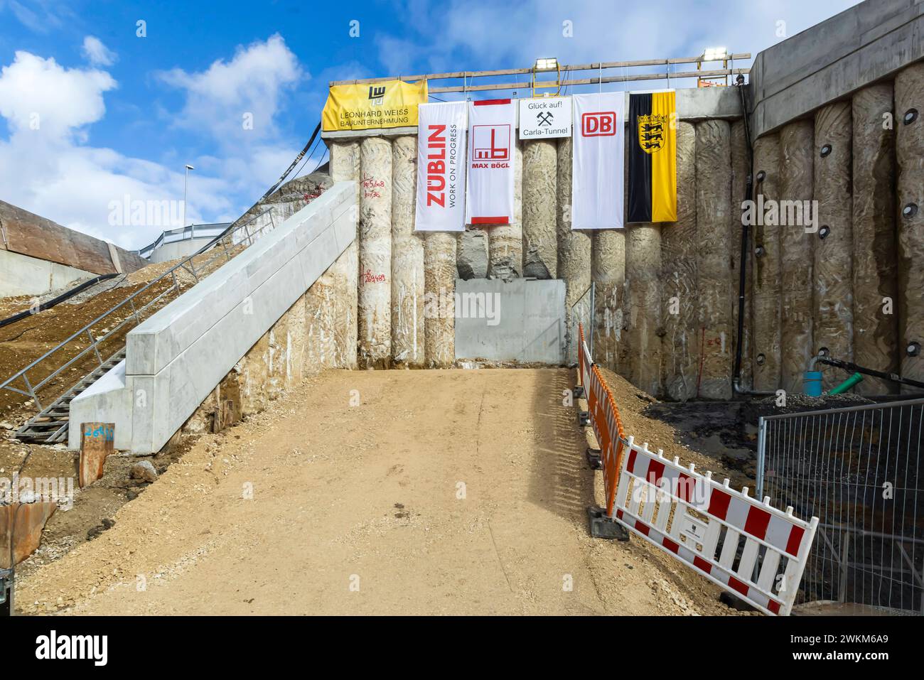 Symbolischer Tunneldurchschlag an der 660 Meter langen sogenannten Großen Wendlinger Kurve. Der Tunnel verbindet die Bahnstrecke Plochingen-Tübingen mit der neuen Schnellfahrstrecke nach Ulm. Die verbesserte Tunnelanbindung ist ein Projektwunsch des Landes Baden-Württemberg, das die Mehrkosten auch überwiegend finanziert. // 20.02.2024: Oberbohingen, Baden-Württemberg, Deutschland, Europa. *** Symbolic tunnel breakthrough at the 660-metre-long so-called Great Wendling Curve The tunnel connects the Plochingen Tübingen railroad line with the new high-speed line to Ulm The improved tunnel connect Stock Photo