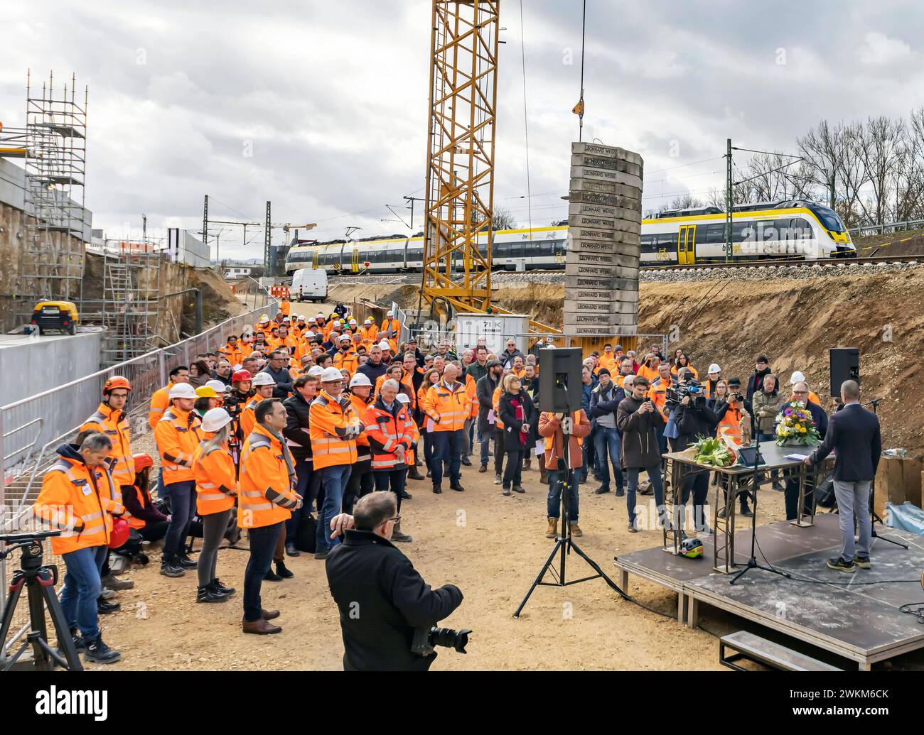 Ulrich Spangenberg, Bürgermeister Oberbohingen bei seiner Rede. Symbolischer Tunneldurchschlag an der 660 Meter langen sogenannten Großen Wendlinger Kurve. Der Tunnel verbindet die Bahnstrecke Plochingen-Tübingen mit der neuen Schnellfahrstrecke nach Ulm. Die verbesserte Tunnelanbindung ist ein Projektwunsch des Landes Baden-Württemberg, das die Mehrkosten auch überwiegend finanziert. // 20.02.2024: Oberbohingen, Baden-Württemberg, Deutschland, Europa. *** Ulrich Spangenberg, Mayor of Oberbohingen during his speech Symbolic tunnel breakthrough at the 660-metre-long so-called Great Wendling Cur Stock Photo