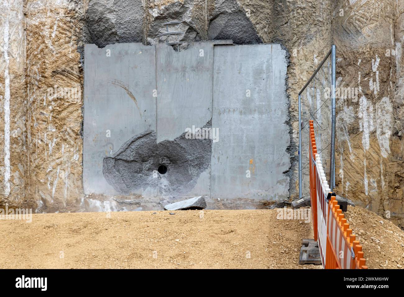 Symbolischer Tunneldurchschlag an der 660 Meter langen sogenannten Großen Wendlinger Kurve. Der Tunnel verbindet die Bahnstrecke Plochingen-Tübingen mit der neuen Schnellfahrstrecke nach Ulm. Die verbesserte Tunnelanbindung ist ein Projektwunsch des Landes Baden-Württemberg, das die Mehrkosten auch überwiegend finanziert. // 20.02.2024: Oberbohingen, Baden-Württemberg, Deutschland, Europa. *** Symbolic tunnel breakthrough at the 660-metre-long so-called Great Wendling Curve The tunnel connects the Plochingen Tübingen railroad line with the new high-speed line to Ulm The improved tunnel connect Stock Photo