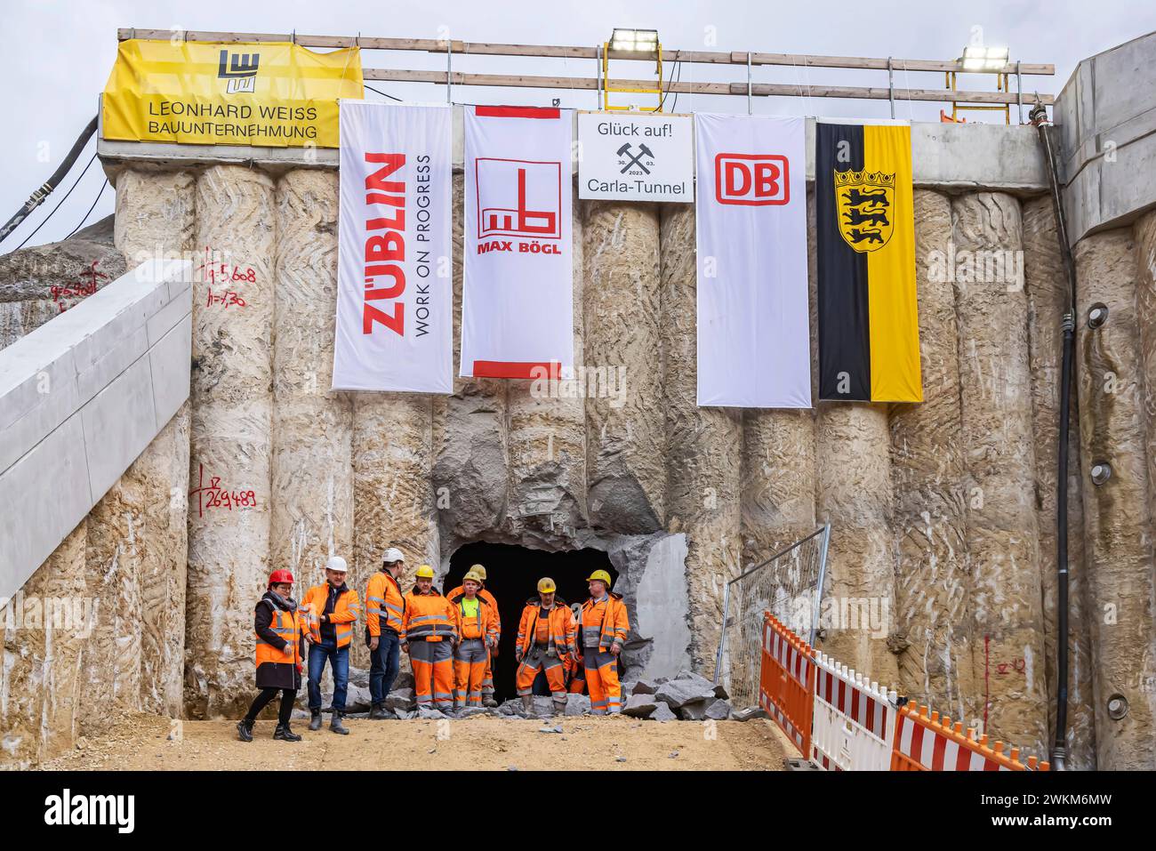 Symbolischer Tunneldurchschlag an der 660 Meter langen sogenannten Großen Wendlinger Kurve. Der Tunnel verbindet die Bahnstrecke Plochingen-Tübingen mit der neuen Schnellfahrstrecke nach Ulm. Die verbesserte Tunnelanbindung ist ein Projektwunsch des Landes Baden-Württemberg, das die Mehrkosten auch überwiegend finanziert. // 20.02.2024: Oberbohingen, Baden-Württemberg, Deutschland, Europa. *** Symbolic tunnel breakthrough at the 660-metre-long so-called Great Wendling Curve The tunnel connects the Plochingen Tübingen railroad line with the new high-speed line to Ulm The improved tunnel connect Stock Photo