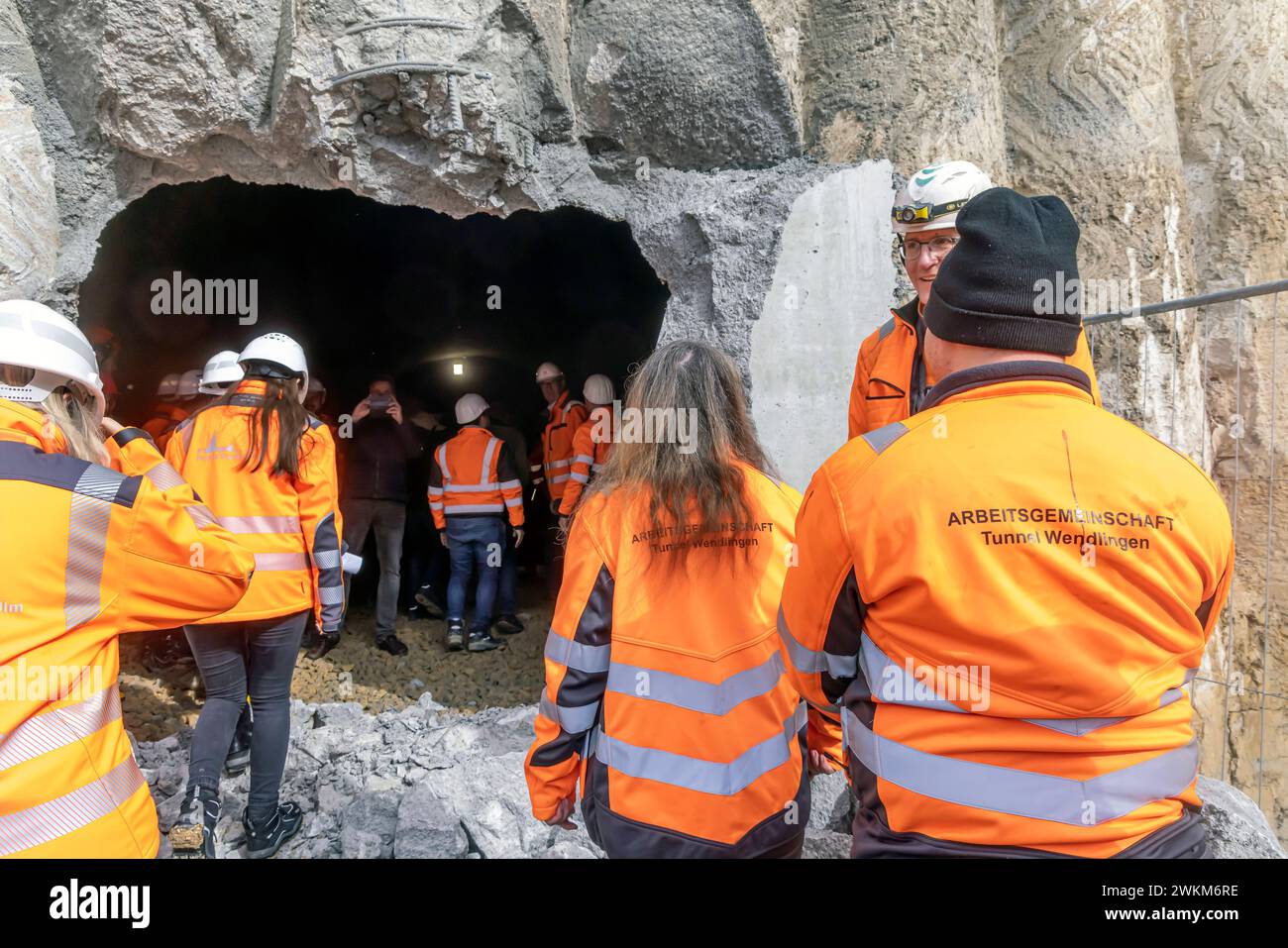 Symbolischer Tunneldurchschlag an der 660 Meter langen sogenannten Großen Wendlinger Kurve. Der Tunnel verbindet die Bahnstrecke Plochingen-Tübingen mit der neuen Schnellfahrstrecke nach Ulm. Die verbesserte Tunnelanbindung ist ein Projektwunsch des Landes Baden-Württemberg, das die Mehrkosten auch überwiegend finanziert. // 20.02.2024: Oberbohingen, Baden-Württemberg, Deutschland, Europa. *** Symbolic tunnel breakthrough at the 660-metre-long so-called Great Wendling Curve The tunnel connects the Plochingen Tübingen railroad line with the new high-speed line to Ulm The improved tunnel connect Stock Photo