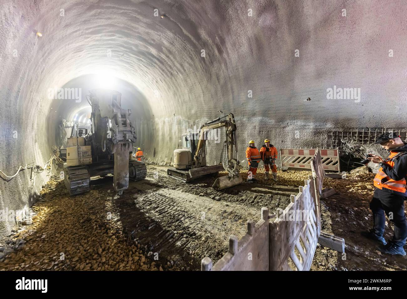 Symbolischer Tunneldurchschlag an der 660 Meter langen sogenannten Großen Wendlinger Kurve. Der Tunnel verbindet die Bahnstrecke Plochingen-Tübingen mit der neuen Schnellfahrstrecke nach Ulm. Die verbesserte Tunnelanbindung ist ein Projektwunsch des Landes Baden-Württemberg, das die Mehrkosten auch überwiegend finanziert. // 20.02.2024: Oberbohingen, Baden-Württemberg, Deutschland, Europa. *** Symbolic tunnel breakthrough at the 660-metre-long so-called Great Wendling Curve The tunnel connects the Plochingen Tübingen railroad line with the new high-speed line to Ulm The improved tunnel connect Stock Photo