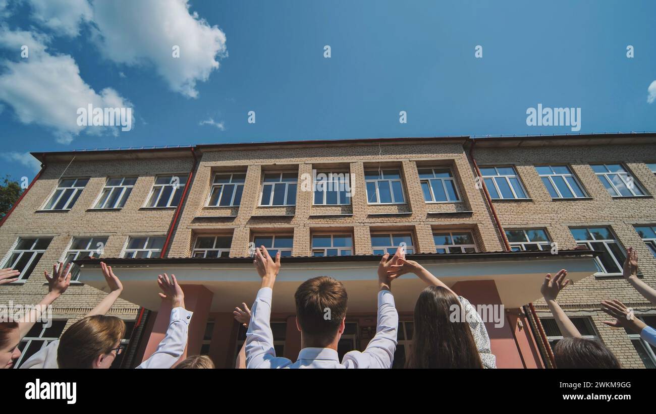 Friends wave goodbye hi-res stock photography and images - Alamy