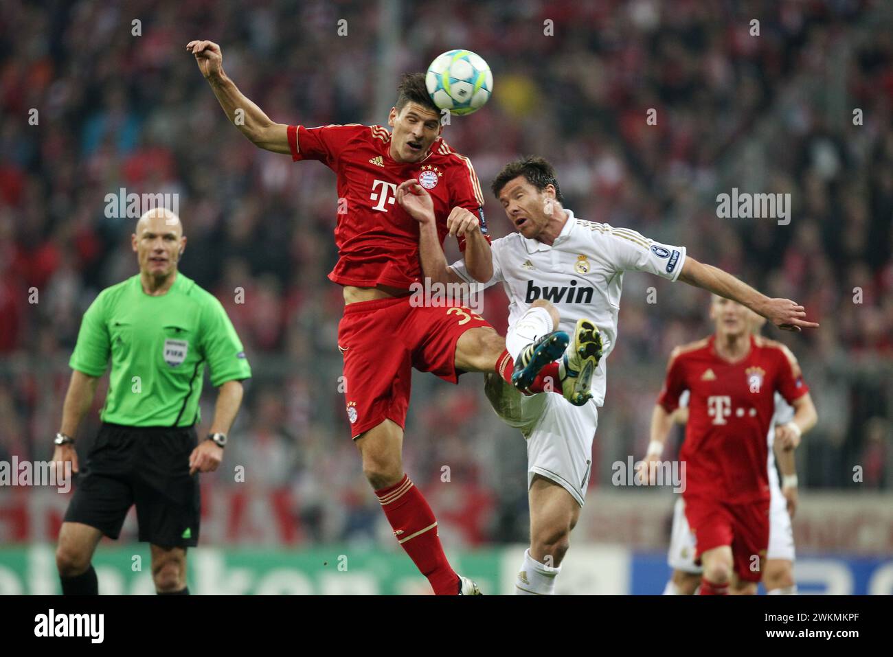 v.l.: Mario Gomez ( FC Bayern  ) , Xabi Alonso ( Real Madrid ) Fussball UEFA Championsleague Halbfinale Hinspiel :  FC Bayern MŸnchen - Real Madrid 2:1 17.4.2012  © diebilderwelt / Alamy Stock Stock Photo