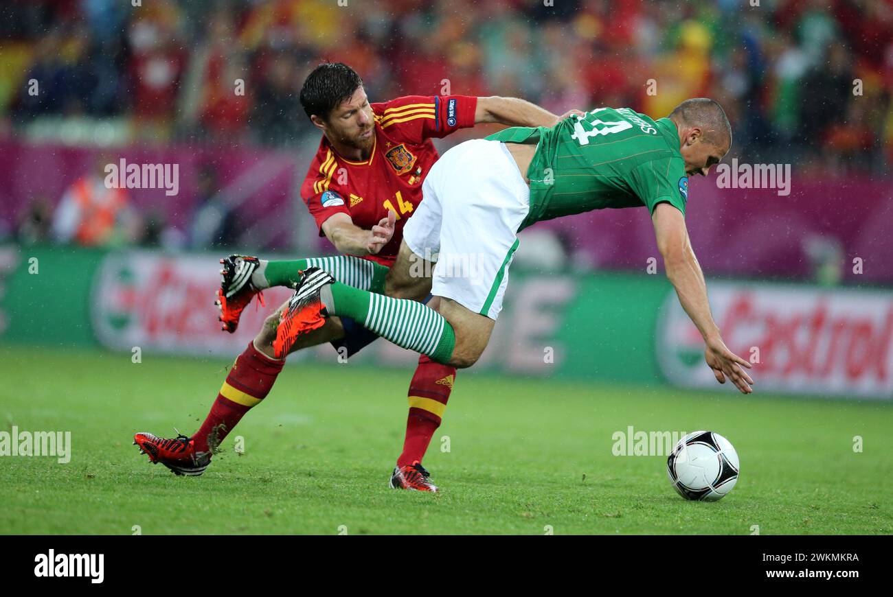 Jon Walters ( IRL ) fŠllt Ÿber Xabi Alonso  ( ESP ) Fussball EM 2012  Gruppe C : Spanien - Irland UEFA EURO 2012  group C : Spain - Republic of Ireland 14.6.2012  PGE  Arena Danzig © diebilderwelt / Alamy Stock Stock Photo