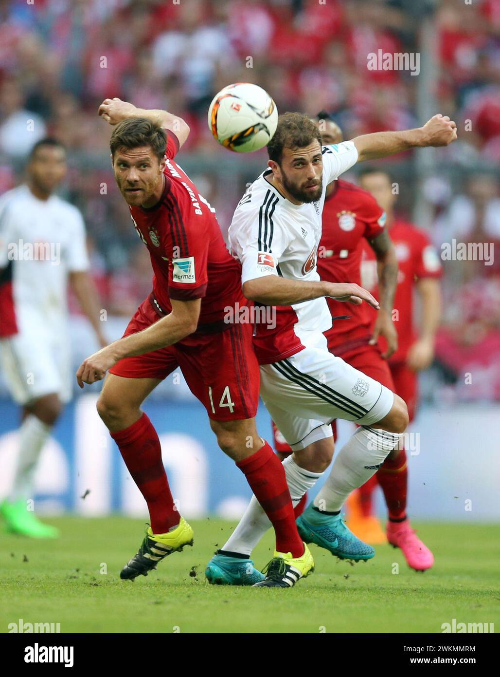 Xabi Alonso ( FC Bayern ), Admir Mehmedi   ( Bayer Leverkusen )  Fußball 1. Bundesliga : FC Bayern München - Bayer Leverkusen 3:0   © diebilderwelt / Alamy Stock Stock Photo
