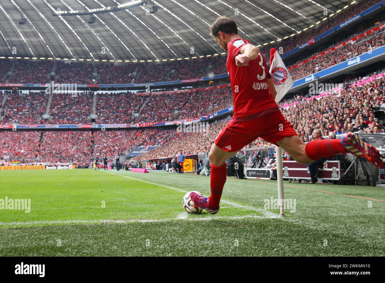 Xabi Alonso FC Bayern MŸnchen  FC Bayern MŸnchen  - Mainz 05   1 Fussball Bundesliga Saison 2014 / 2015  © diebilderwelt / Alamy Stock Stock Photo