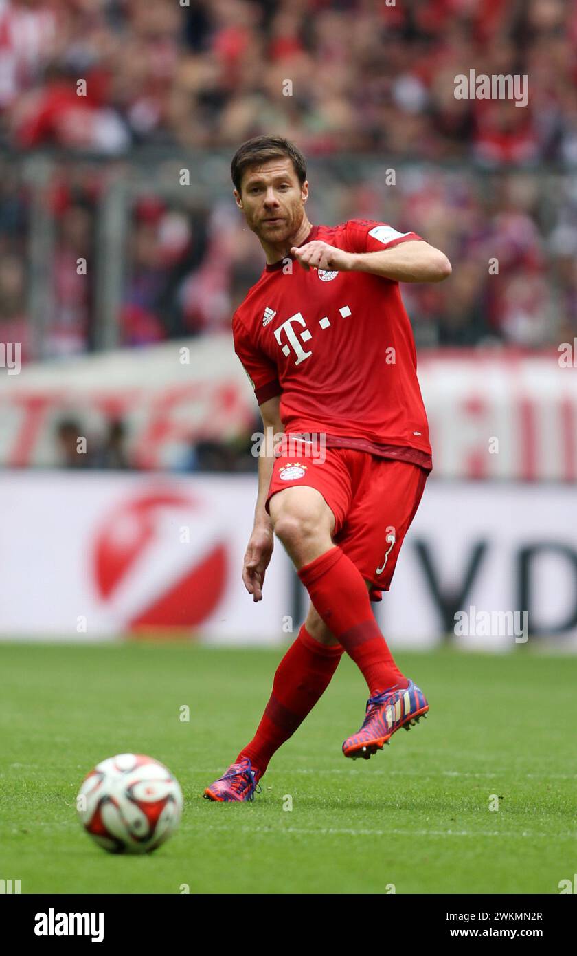 Xabi Alonso FC Bayern MŸnchen  FC Bayern MŸnchen  - Mainz 05   1 Fussball Bundesliga Saison 2014 / 2015  © diebilderwelt / Alamy Stock Stock Photo