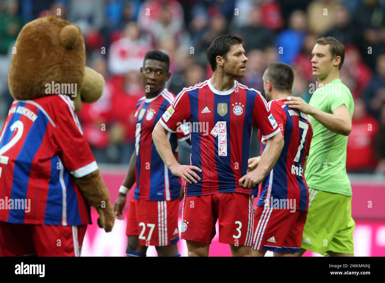 Xabi Alonso FC Bayern MŸnchen Manuel Neuer Bayern MŸnchen  1 Bundesliga  Fussball FC Bayern MŸnchen - VFB Stuttgart  2:0  Saison 2014/ 2015 © diebilderwelt / Alamy Stock Stock Photo