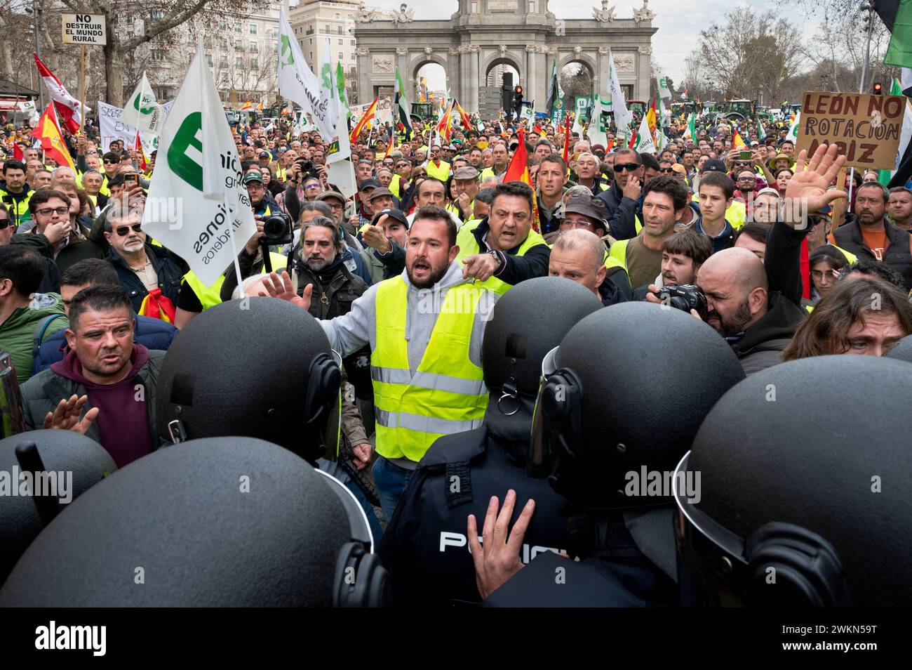 Madrid, Spain. 21st Feb, 2024. Protestors confront police officers