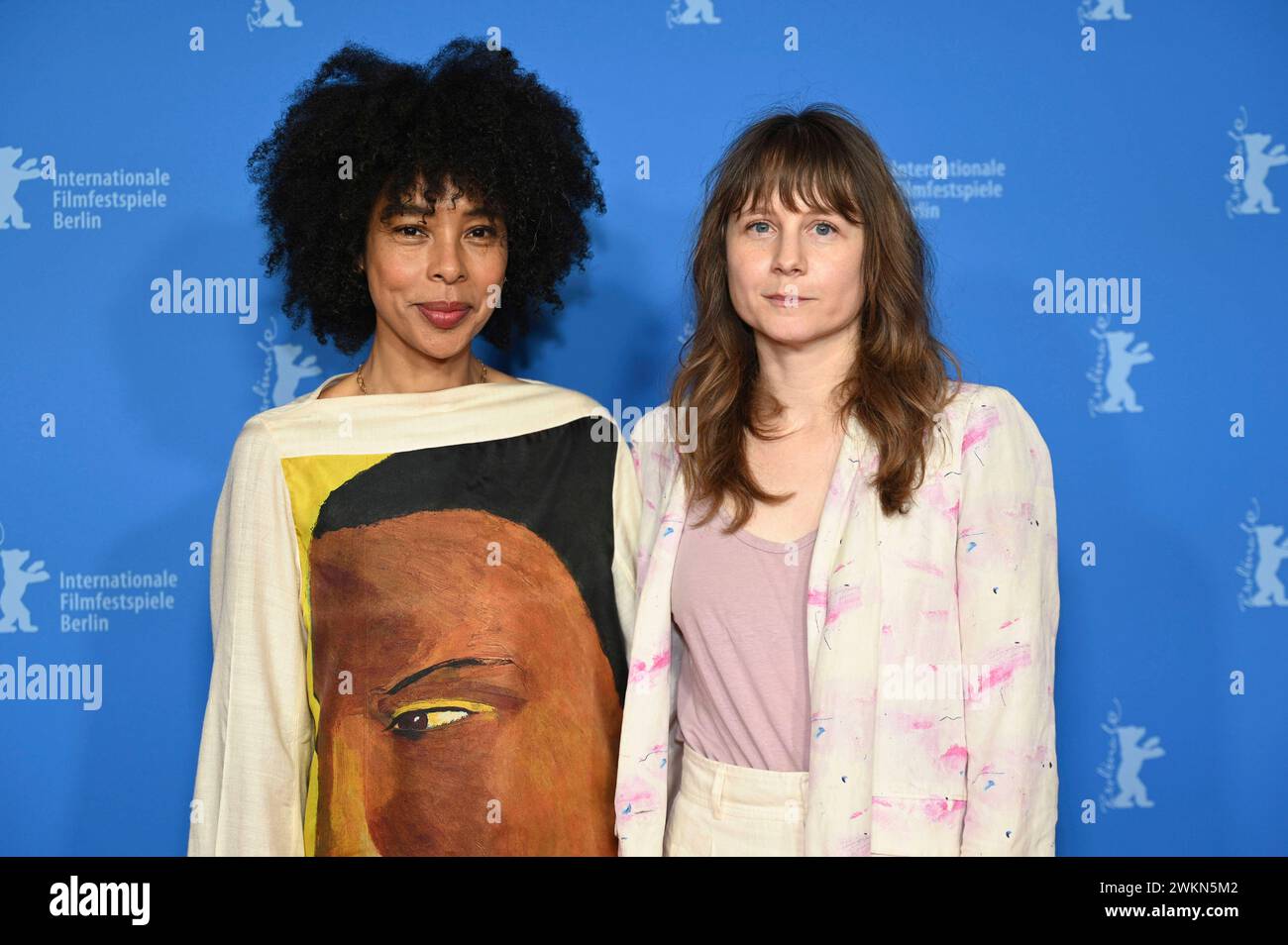 Sophie Okonedo und Annie Baker bei der Premiere des Kinofilms Janet Planet auf der Berlinale 2024 / 74. Internationale Filmfestspiele Berlin im Zoo Palast. Berlin, 16.02.2024 *** Sophie Okonedo and Annie Baker at the premiere of the feature film Janet Planet at the Berlinale 2024 74 Berlin International Film Festival at the Zoo Palast Berlin, 16 02 2024 Foto:xR.xHeinex/xFuturexImagex planet 4205 Stock Photo