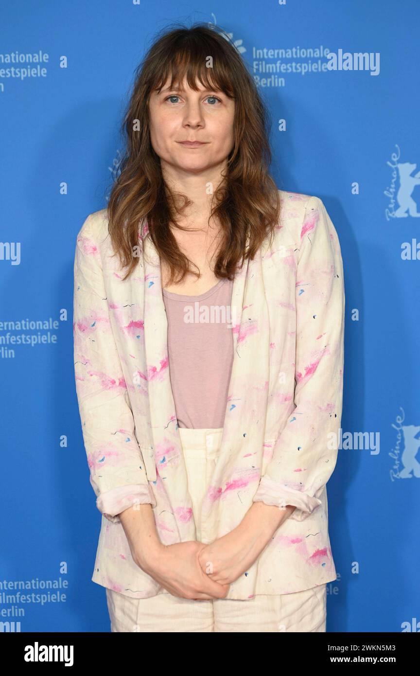 Annie Baker bei der Premiere des Kinofilms Janet Planet auf der Berlinale 2024 / 74. Internationale Filmfestspiele Berlin im Zoo Palast. Berlin, 16.02.2024 *** Annie Baker at the premiere of the feature film Janet Planet at the Berlinale 2024 74 Berlin International Film Festival at the Zoo Palast Berlin, 16 02 2024 Foto:xR.xHeinex/xFuturexImagex planet 4208 Stock Photo