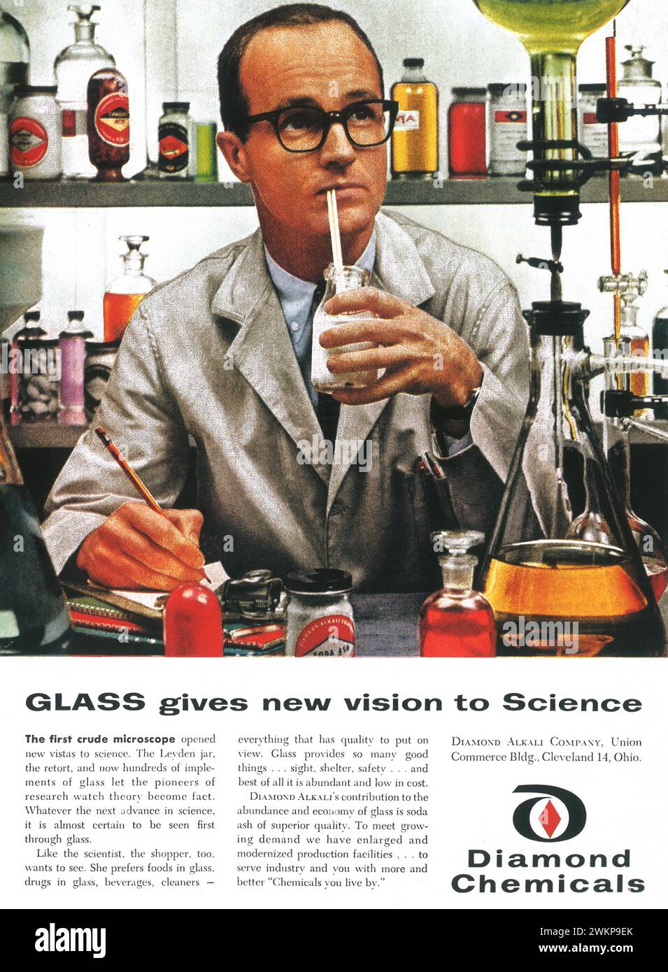 1958 Diamond Chemicals Print Ad Diamond Alkali's contribution to the production of glass with soda ash Stock Photo