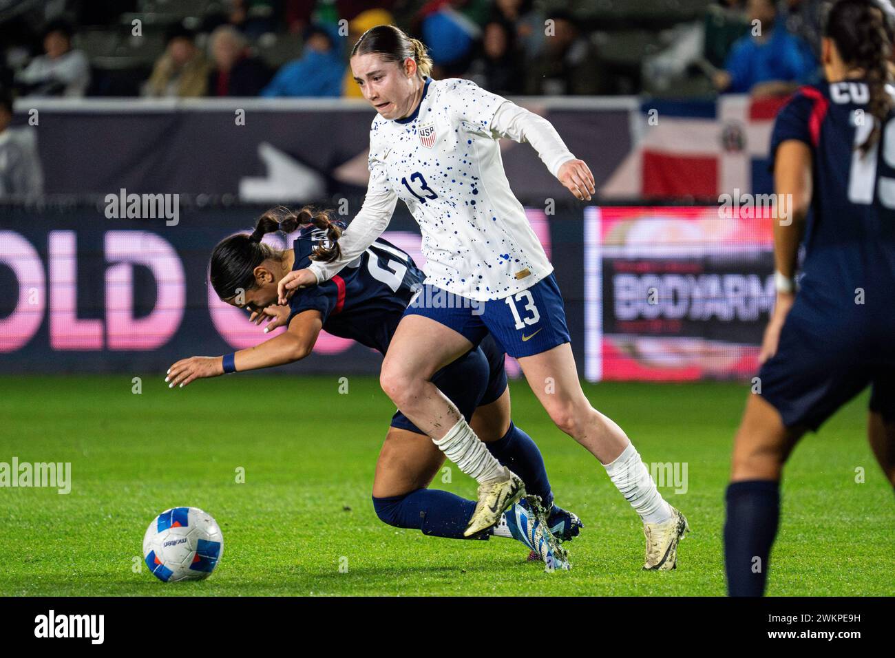 United States midfielder Olivia Moultrie (13) wins possession against ...