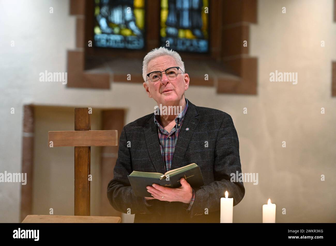 Pfarrer Jeffrey Myers am 06.02.2024 in der Alten Nikollaikirche in Frankfurt am Main. Jeffrey Myers war frueher Stadtkirchenpfarrer an der Alten Nikolaikirche. Seit Herbst 2018 kuemmert sich Myers um die Konzeption von Pilgerwegen und Pilgerprojekten fuer die Einrichtungen der Inneren Mission in Hessen, ein Thema, das ihn schon laenger interessiert, da er bereits ehrenamtlich im Vorstand des Lutherwegvereins mitarbeitet. EDITORIAL USE ONLY *** Pastor Jeffrey Myers on 06 02 2024 in the Alte Nikollaikirche in Frankfurt am Main Jeffrey Myers used to be the pastor at the Alte Nikolaikirche Since t Stock Photo