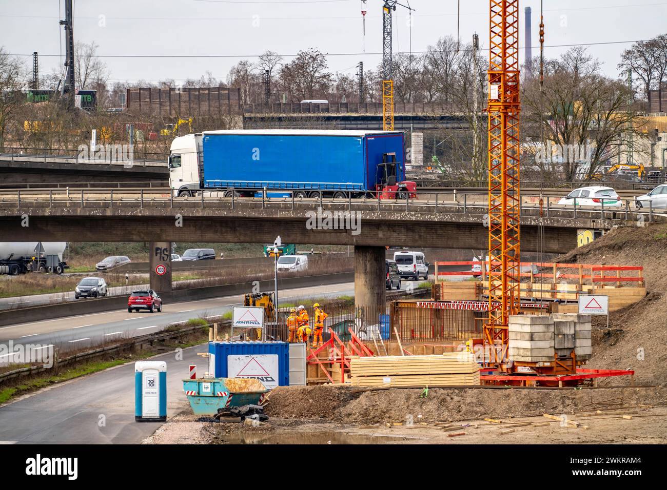 Autobahnkreuz Duisburg-Kaiserberg, kompletter Um- und Neubau des Kreuz der A3 und A40, alle Brücke, Rampen, Fahrbahnen werden erneuert und teils erweitert, 8 Jahre Bauzeit, ebenso erneuert werden dort verlaufende Eisenbahnbrücken, NRW, Deutschland, Autobahnkreuz Kaiserberg *** Duisburg Kaiserberg interchange, complete reconstruction and new construction of the A3 and A40 interchange, all bridges, ramps, lanes will be renewed and partly widened, 8 years construction time, railroad bridges running there will also be renewed, NRW, Germany, Kaiserberg interchange Stock Photo