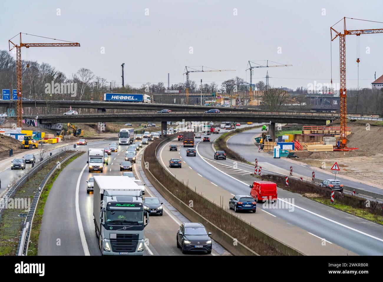 Autobahnkreuz Duisburg-Kaiserberg, kompletter Um- und Neubau des Kreuz der A3 und A40, alle Brücke, Rampen, Fahrbahnen werden erneuert und teils erweitert, 8 Jahre Bauzeit, ebenso erneuert werden dort verlaufende Eisenbahnbrücken, NRW, Deutschland, Autobahnkreuz Kaiserberg *** Duisburg Kaiserberg interchange, complete reconstruction and new construction of the A3 and A40 interchange, all bridges, ramps, lanes will be renewed and partly widened, 8 years construction time, railroad bridges running there will also be renewed, NRW, Germany, Kaiserberg interchange Stock Photo