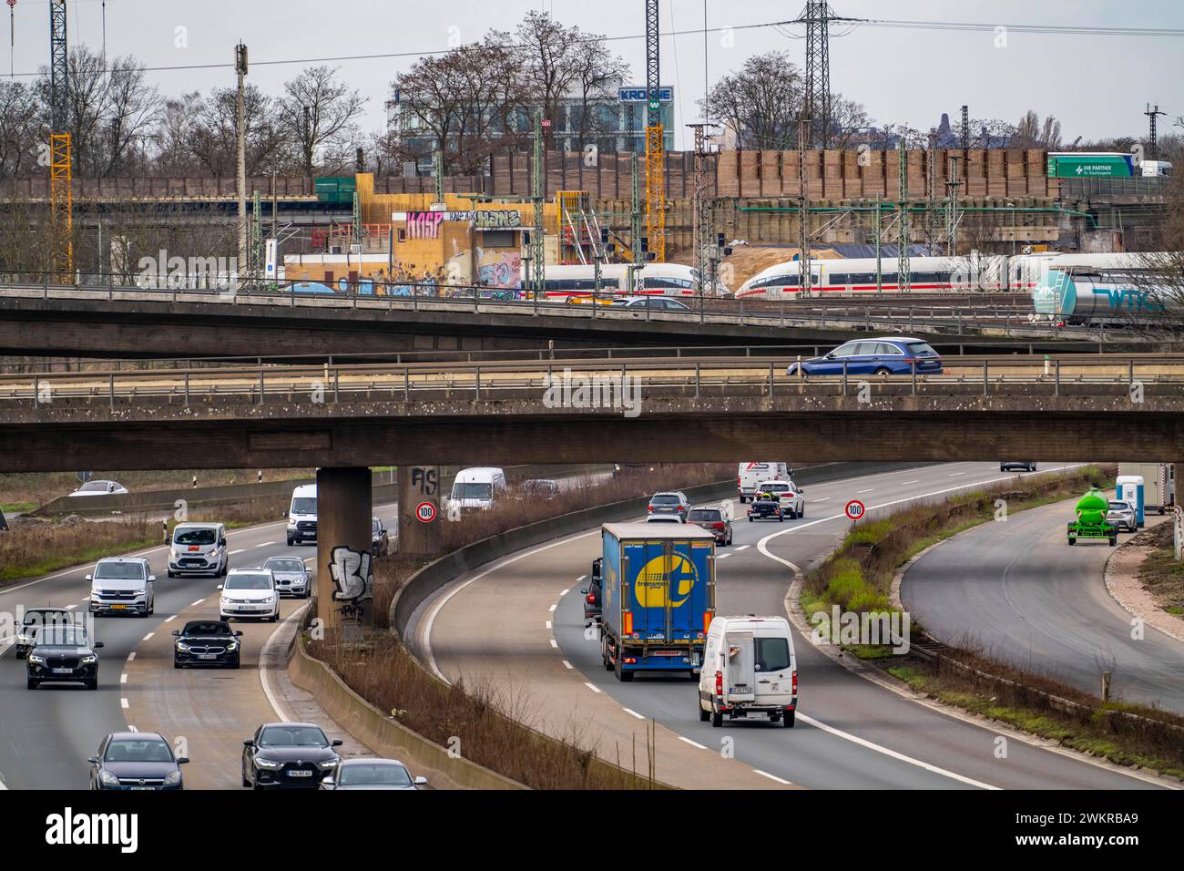 Autobahnkreuz Duisburg-Kaiserberg, kompletter Um- und Neubau des Kreuz der A3 und A40, alle Brücke, Rampen, Fahrbahnen werden erneuert und teils erweitert, 8 Jahre Bauzeit, ebenso erneuert werden dort verlaufende Eisenbahnbrücken, NRW, Deutschland, Autobahnkreuz Kaiserberg *** Duisburg Kaiserberg interchange, complete reconstruction and new construction of the A3 and A40 interchange, all bridges, ramps, lanes will be renewed and partly widened, 8 years construction time, railroad bridges running there will also be renewed, NRW, Germany, Kaiserberg interchange Stock Photo