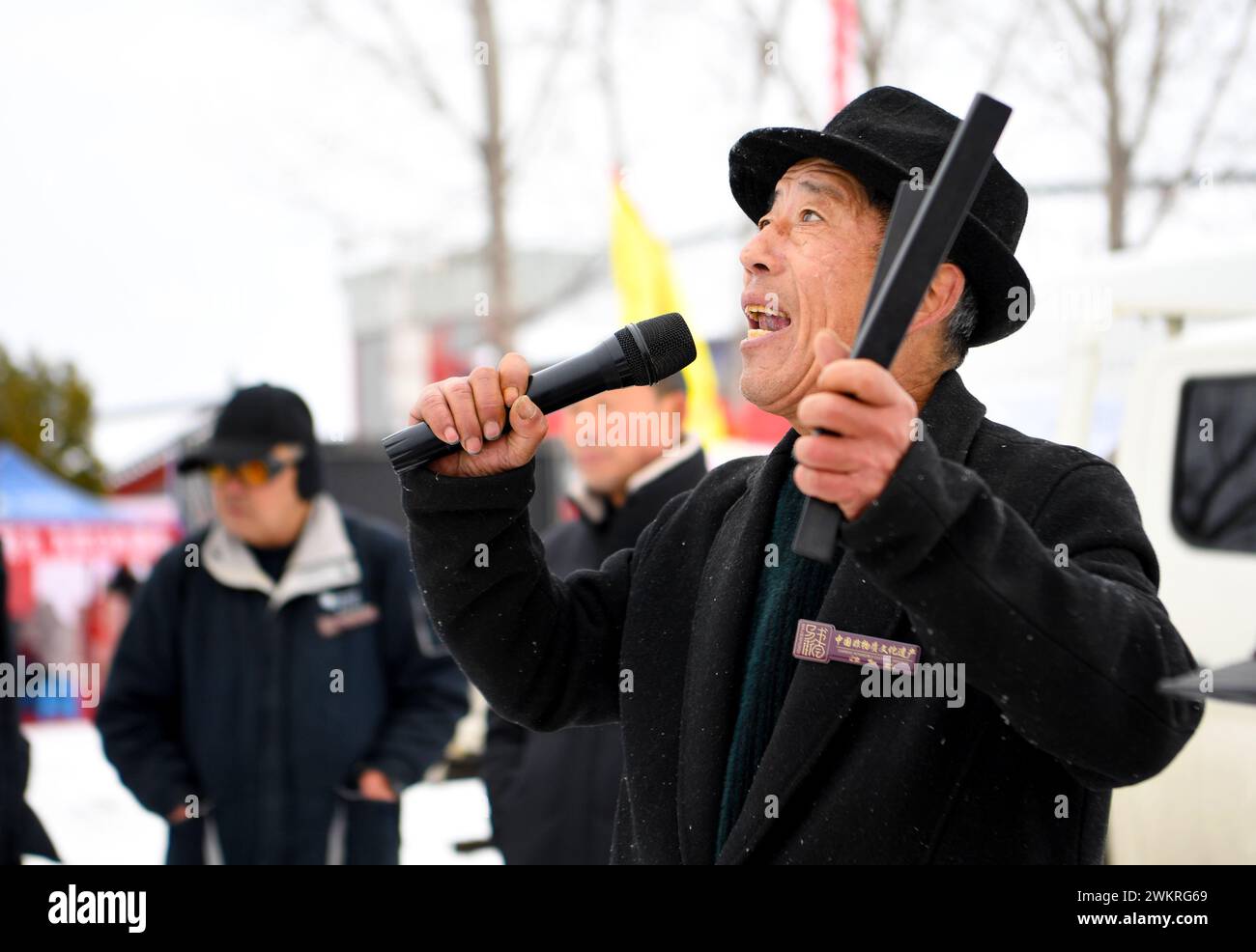 (240222) -- BAOFENG, Feb. 22, 2024 (Xinhua) -- A folk artist performs ...