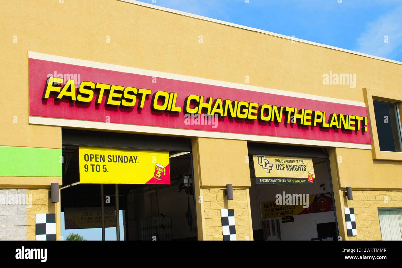 Quick oil change service hi res stock photography and images Alamy