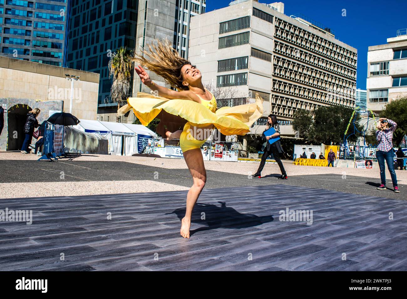 Tel Aviv, Israel, February 21, 2024 Performing by a dancer on Hostages Square in front of Tel Aviv Museum of Art, a place where people gather in memor Stock Photo