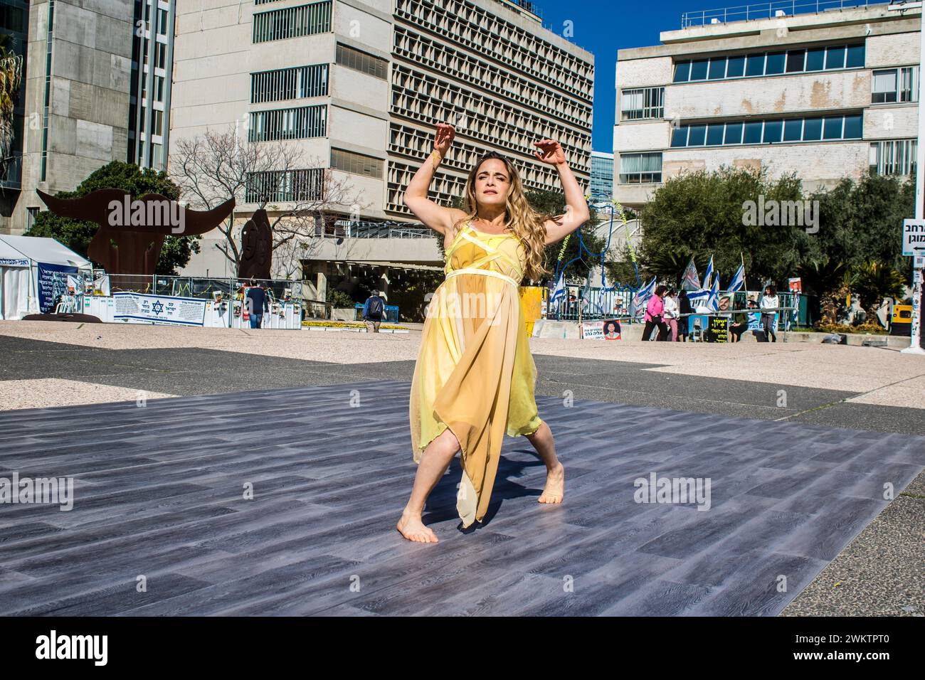 Tel Aviv, Israel, February 21, 2024 Performing by a dancer on Hostages Square in front of Tel Aviv Museum of Art, a place where people gather in memor Stock Photo