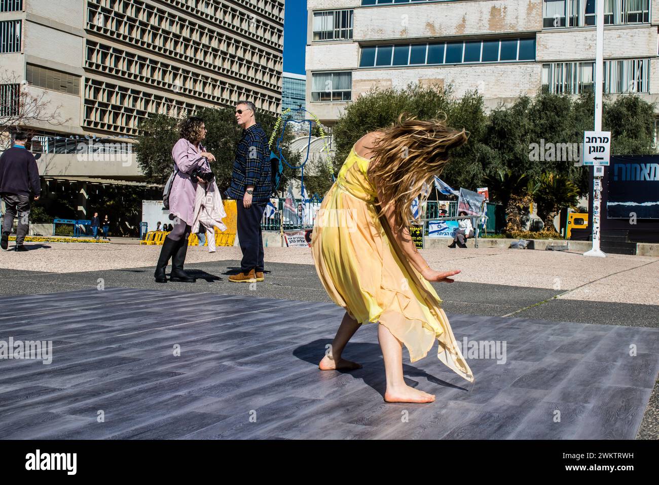 Tel Aviv, Israel, February 21, 2024 Performing by a dancer on Hostages Square in front of Tel Aviv Museum of Art, a place where people gather in memor Stock Photo