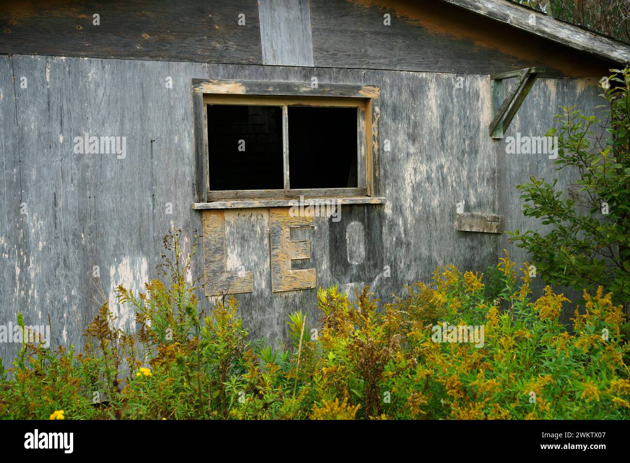 Old wooden house wall hi-res stock photography and images - Alamy